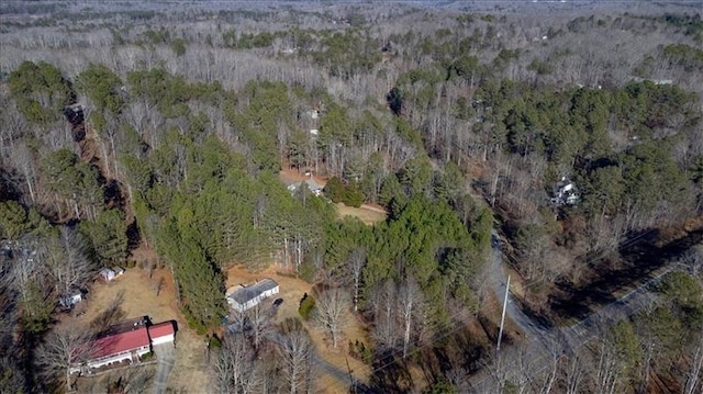 birds eye view of property featuring a forest view