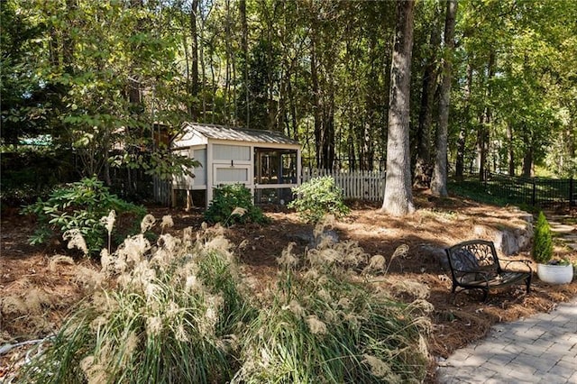 view of yard featuring an outbuilding