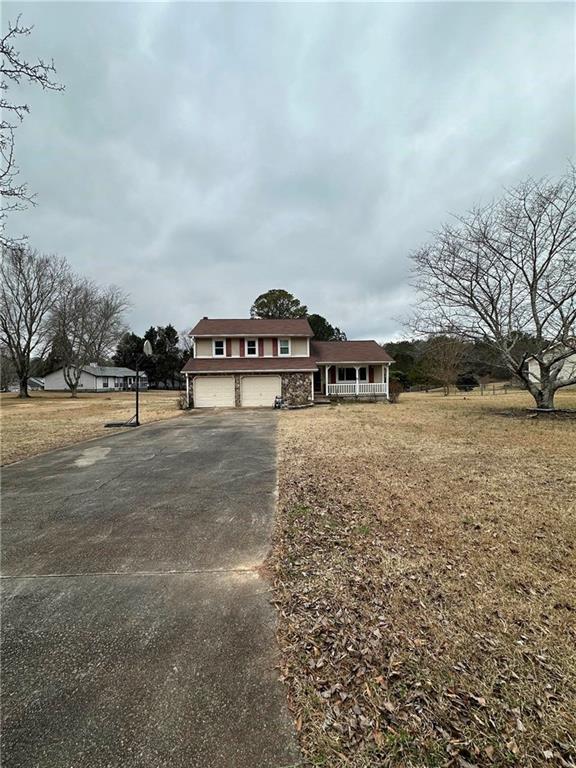 view of front of house featuring a garage and a front yard