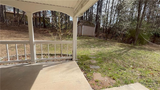 view of yard featuring an outdoor structure and a shed