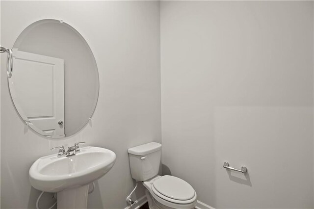 bathroom featuring toilet and sink