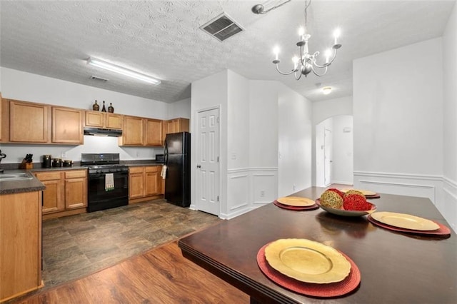 2826 Snapfinger Mnr, Decatur, GA 30035 - kitchen featuring dark countertops, arched walkways, under cabinet range hood, visible vents, and black appliances