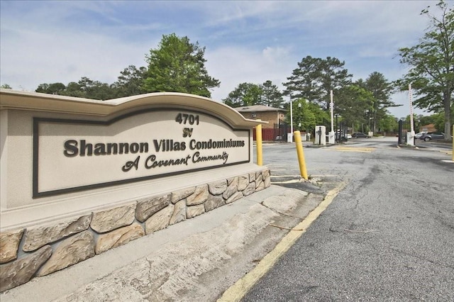 view of community / neighborhood sign