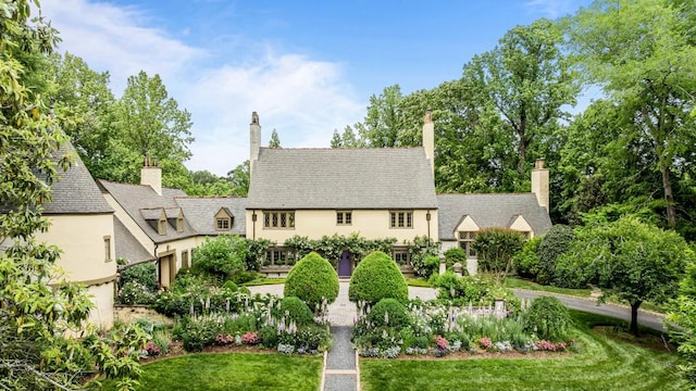 view of front facade featuring a front lawn