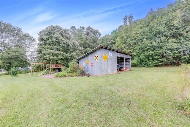 view of yard with an outbuilding