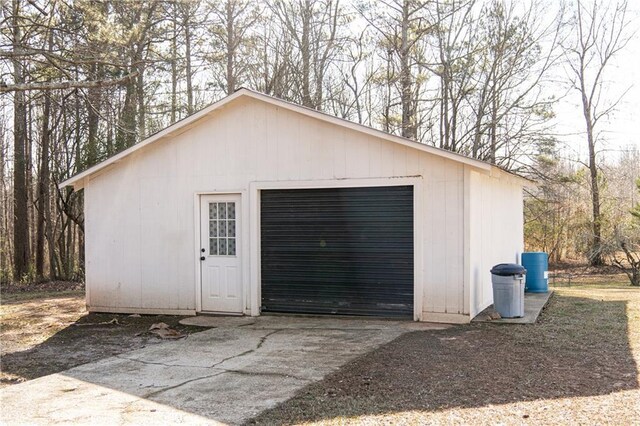 view of front of house with covered porch and a front lawn