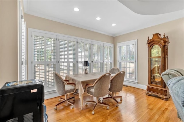 dining space with recessed lighting, baseboards, ornamental molding, and light wood finished floors