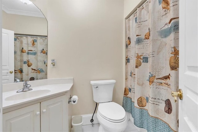 bathroom featuring a shower with shower curtain, toilet, vanity, and baseboards