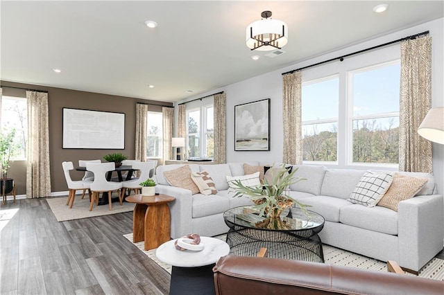 living room featuring wood finished floors, recessed lighting, and baseboards
