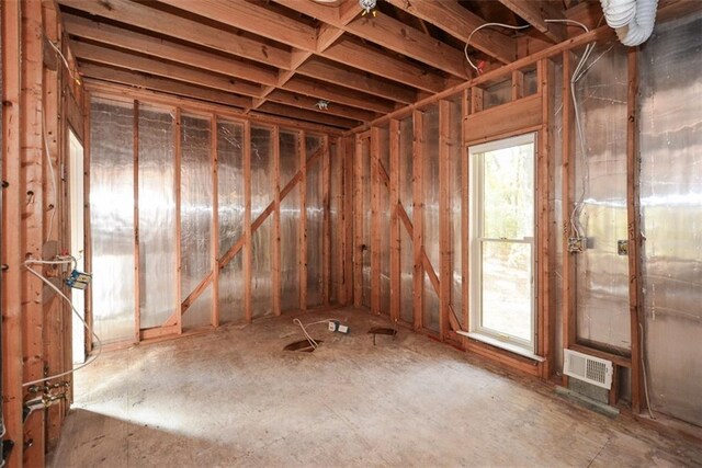 unfurnished room featuring hardwood / wood-style flooring, ceiling fan, and crown molding