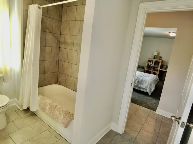 bathroom with toilet, tile patterned floors, shower / tub combo with curtain, and baseboards