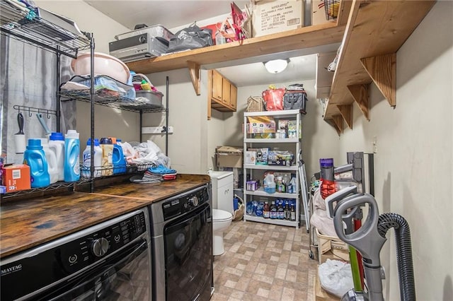 storage area with washing machine and clothes dryer