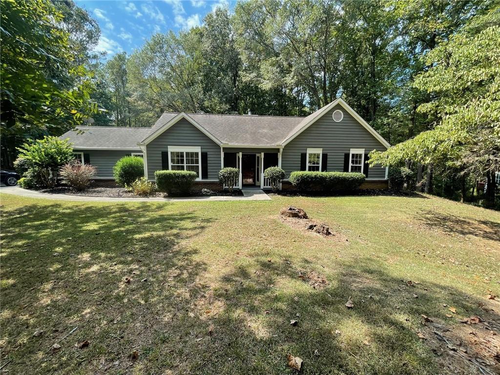 ranch-style home featuring a front lawn