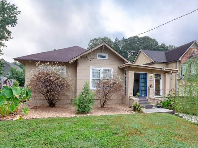 view of front of home featuring a front lawn