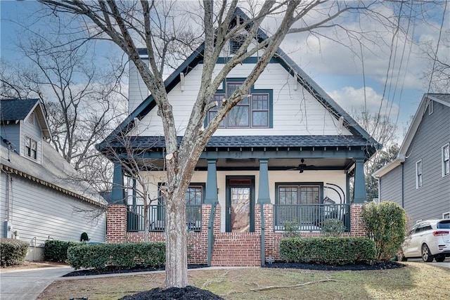 view of front of house featuring a porch, ceiling fan, and a front yard