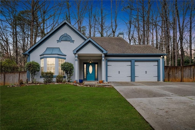 view of front facade featuring stucco siding, an attached garage, a front lawn, and fence