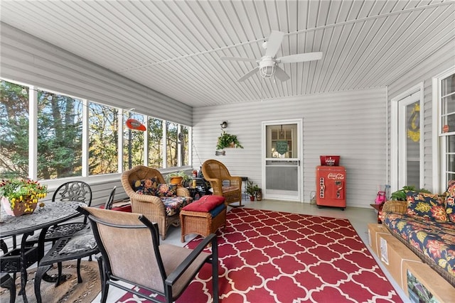 sunroom / solarium featuring a ceiling fan