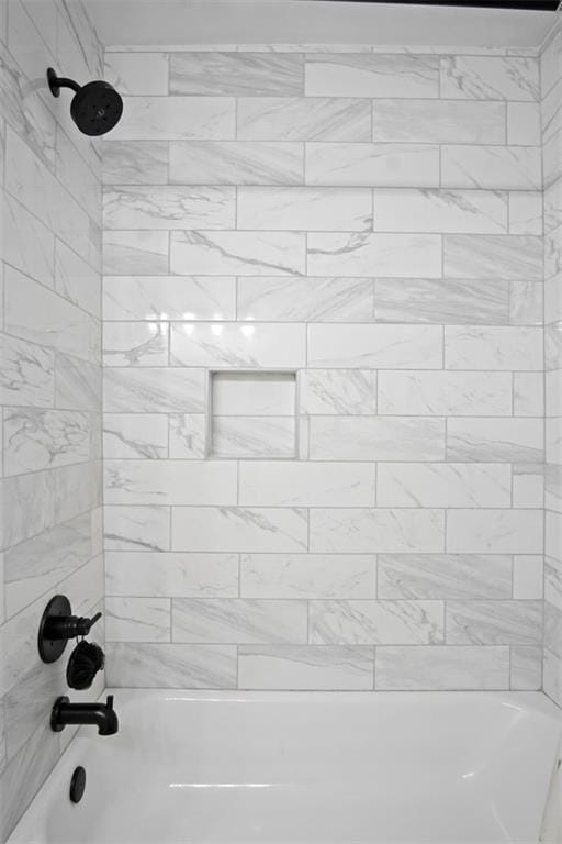 bathroom featuring tiled shower / bath combo