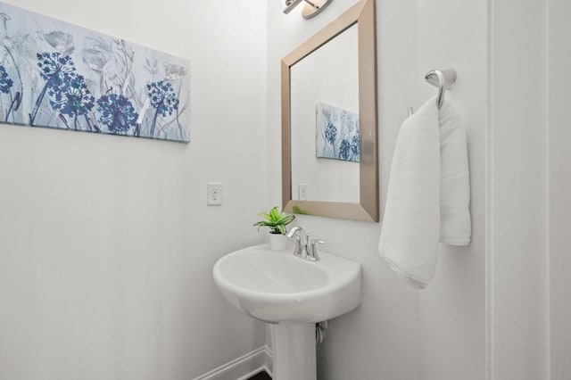 bathroom with baseboards