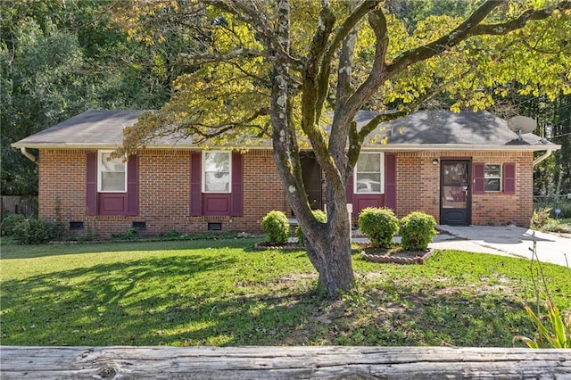 view of front of home with a front lawn