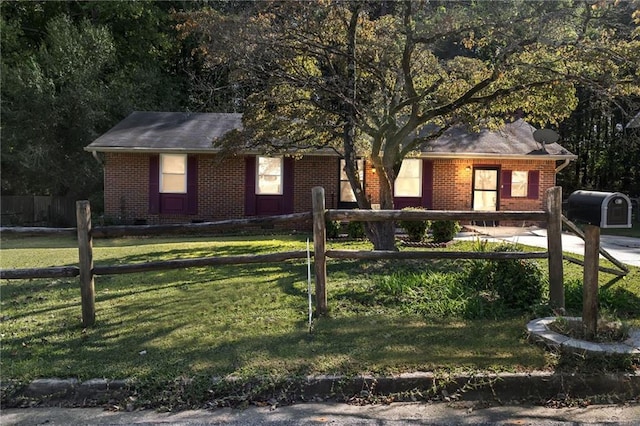 view of front of house featuring a front lawn