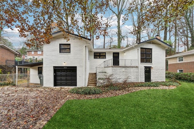 view of front of home featuring a front yard and a garage