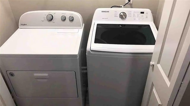 554 Holderness St SW, Atlanta, GA 30310 - laundry room featuring washing machine and dryer