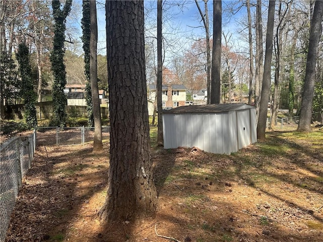 2943 E Howell Dr, Lawrenceville, GA 30044 - view of yard featuring fence, a shed, and an outdoor structure