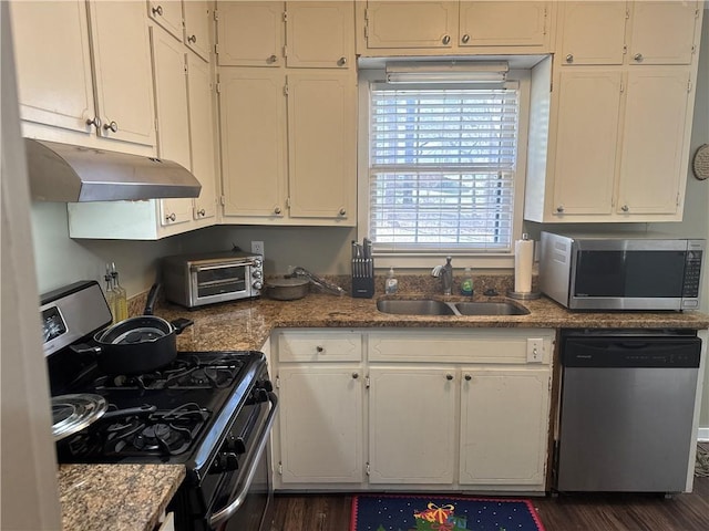 2943 E Howell Dr, Lawrenceville, GA 30044 - kitchen featuring white cabinetry, under cabinet range hood, a sink, and stainless steel appliances