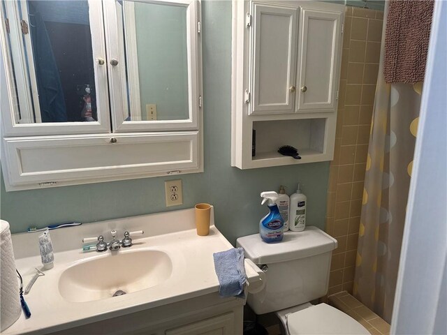 2943 E Howell Dr, Lawrenceville, GA 30044 - full bath featuring toilet, vanity, and a shower with shower curtain