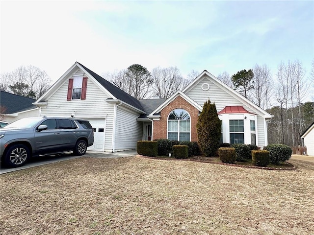 view of front of property featuring a front lawn