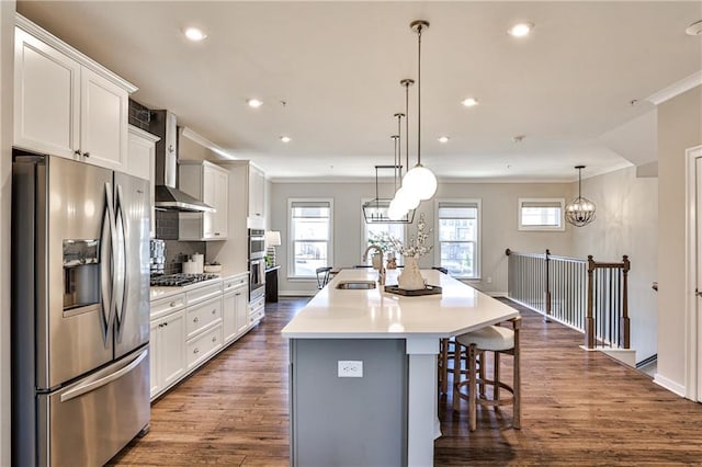 kitchen featuring stainless steel fridge with ice dispenser, a sink, an island with sink, crown molding, and dark wood-type flooring