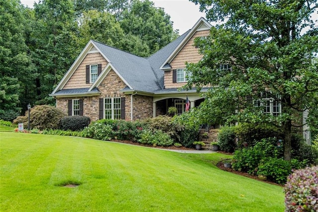 craftsman house featuring a front lawn