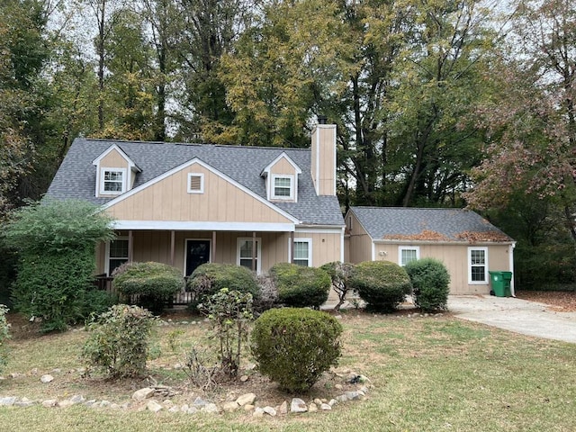 view of front of property featuring a front yard