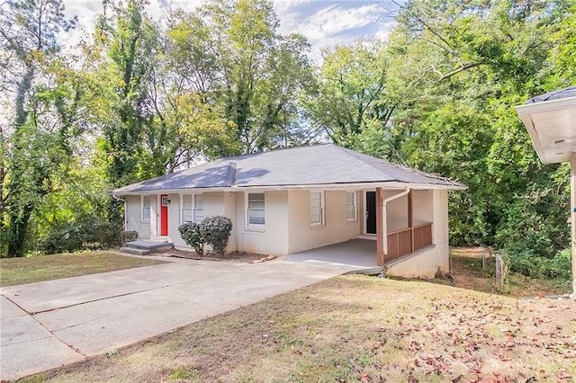 ranch-style house with a front yard