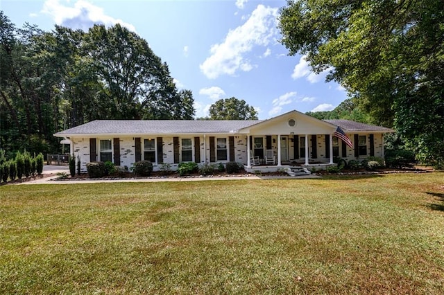 ranch-style home featuring a front yard and covered porch