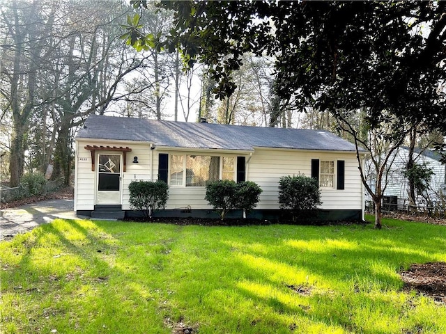 single story home with a front yard