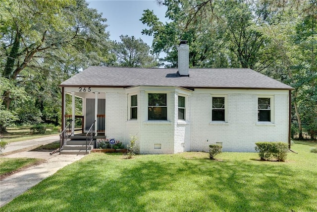 view of front of house with covered porch and a front lawn