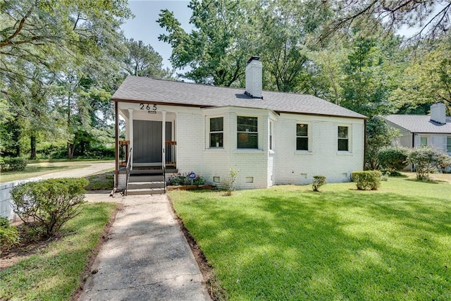 view of front facade with a front yard