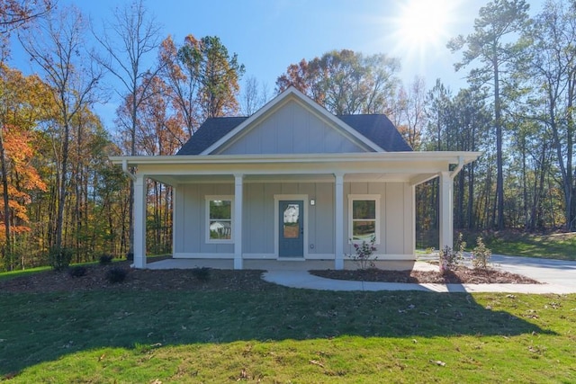 view of front of property with a front lawn and covered porch