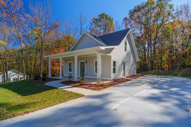 view of front of property featuring covered porch and a front lawn