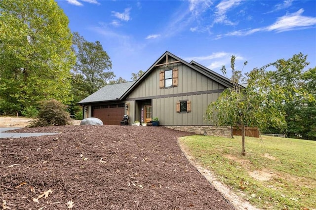 view of front of property featuring a front lawn and a garage