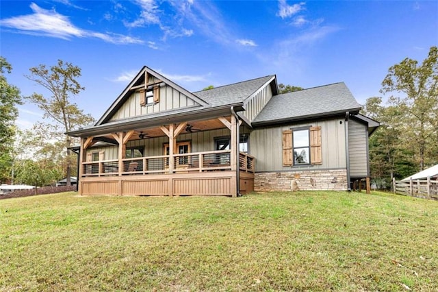 view of front of home featuring a front yard and ceiling fan