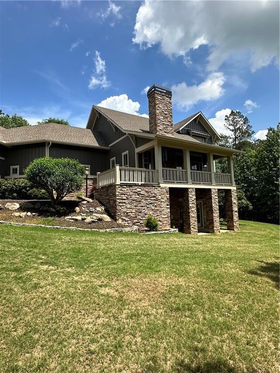 back of house featuring a lawn