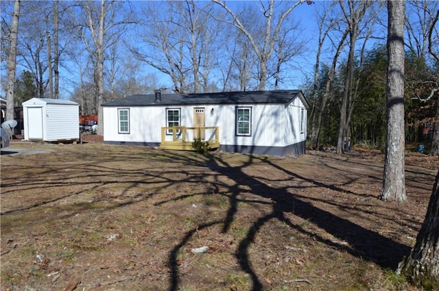 view of front of property featuring a storage unit