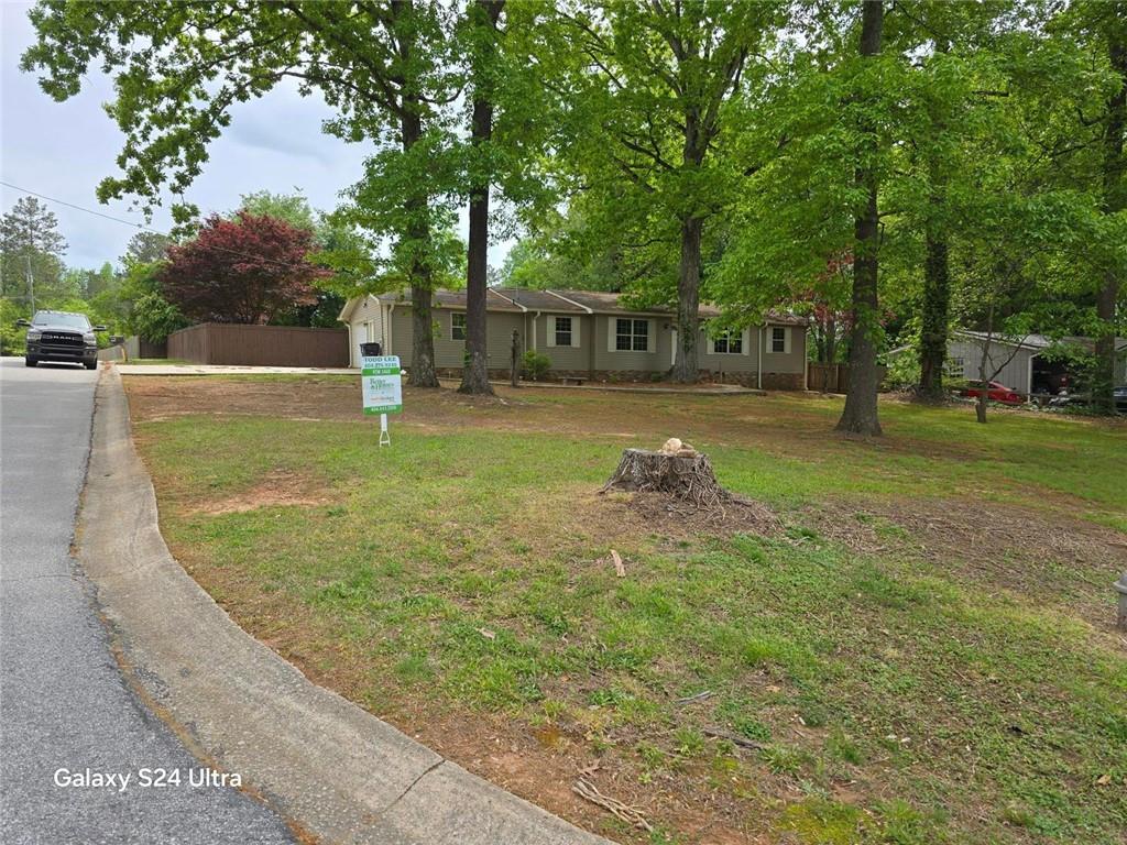view of front of property featuring fence and a front yard