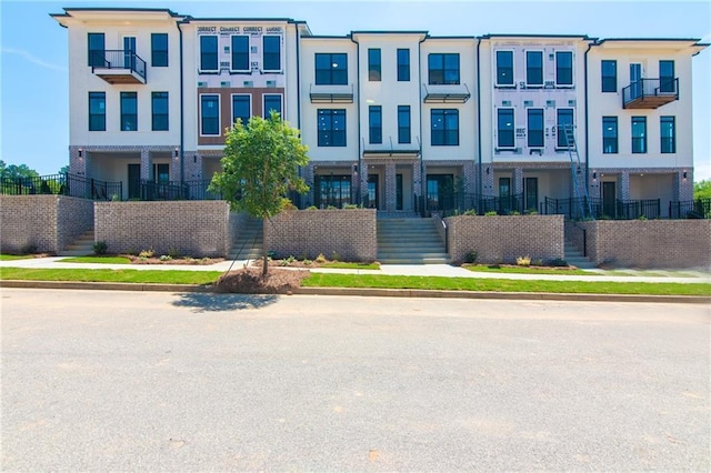 townhome / multi-family property featuring stucco siding