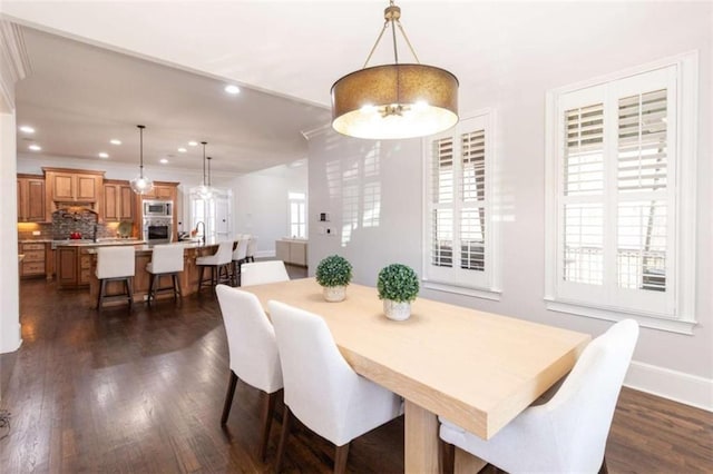 dining area with recessed lighting, dark wood-style flooring, and baseboards