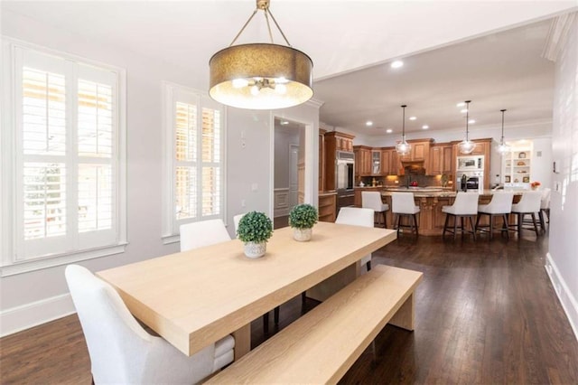 dining space featuring baseboards, recessed lighting, dark wood-style flooring, and crown molding