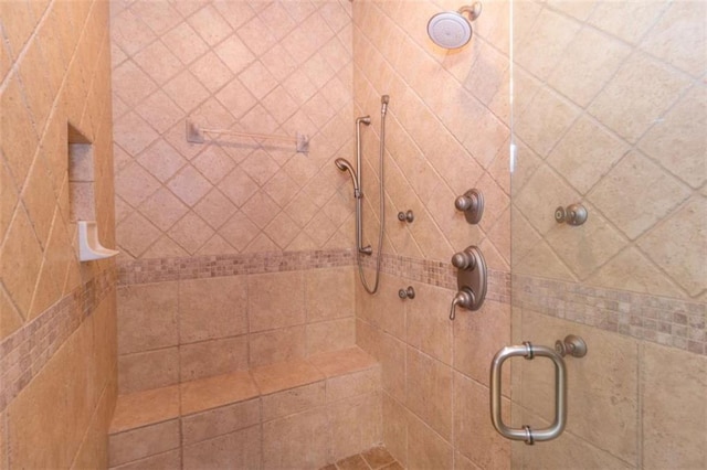 bathroom featuring tiled shower